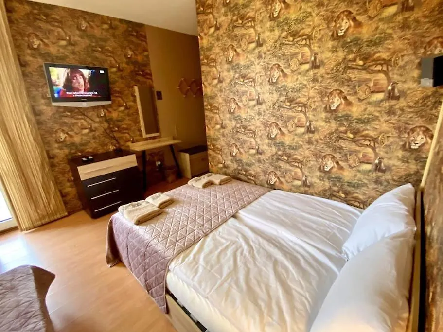 Guest Rooms With Living Room, Dining Room And Kitchen Next To Center Sófia Bulgária